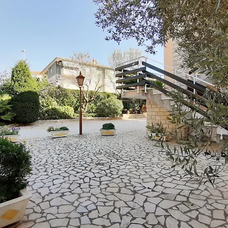 Big Pool In Apartman