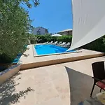 Big Pool Apartment Pula Apartman *