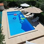 Big Pool Apartment Pula Apartman *