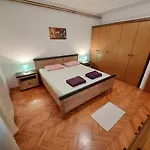 Big Pool Apartment Pula Apartman *