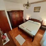 Big Pool Apartment Pula *
