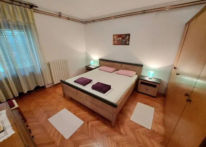 Big Pool Apartment Pula *