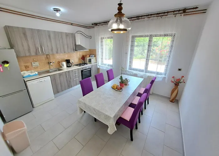 Big Pool In Apartman